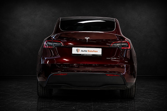 Tesla Model Y 4 of 5