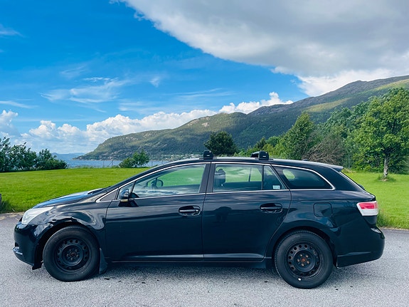 Toyota Avensis 2 of 5