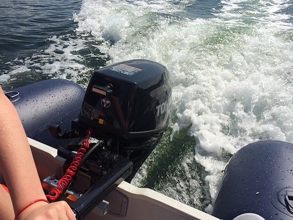 Riva 360 gummibåt med Tohatsu 9,8 hk, aluminiumsdørk, svært lite brukt 2 of 4