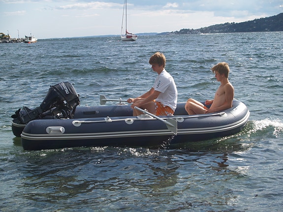 Riva 360 gummibåt med Tohatsu 9,8 hk, aluminiumsdørk, svært lite brukt 3 of 4