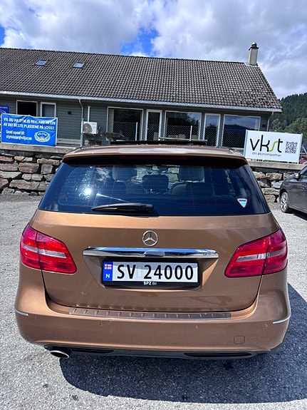 Mercedes-Benz B180 2 of 5