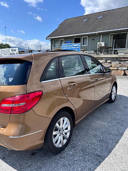 Mercedes-Benz B180 3 of 5