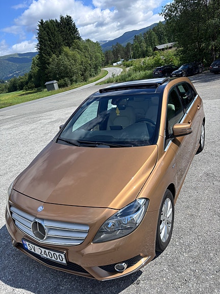 Mercedes-Benz B180 4 of 5