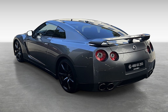 Nissan GT-R 4 of 5
