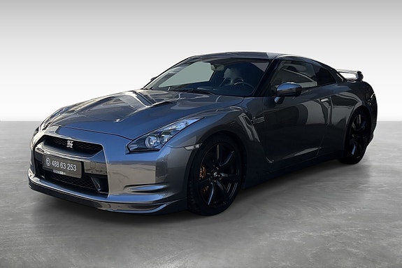 Nissan GT-R 3 of 5