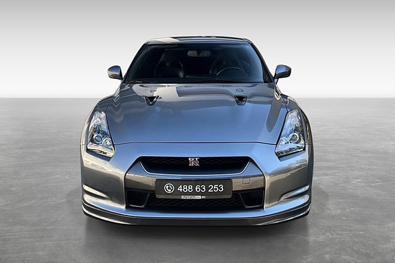 Nissan GT-R 2 of 5