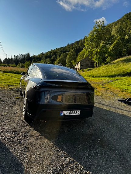 Tesla Model Y 4 of 5