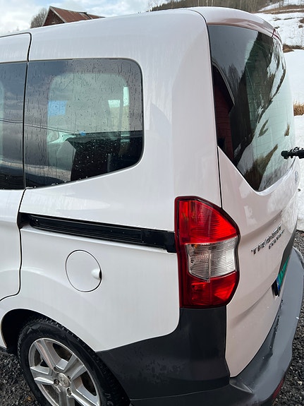Ford Transit Courier 2 of 5