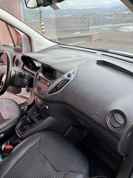 Ford Transit Courier 3 of 5