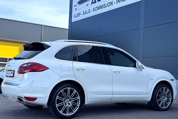 Porsche Cayenne 4 of 5