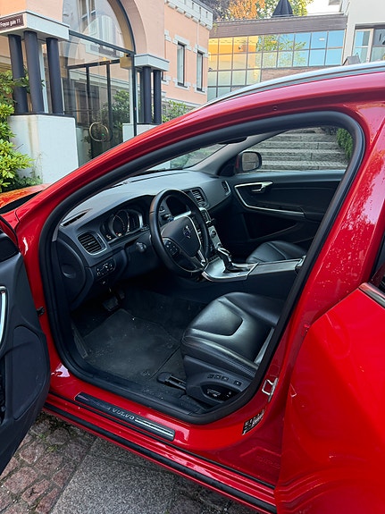Volvo V60 2 of 5