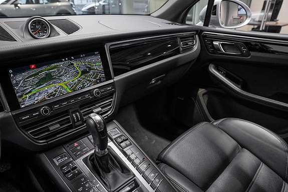 Porsche Macan 4 of 5