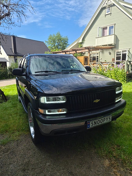 Chevrolet Tahoe 2 of 5