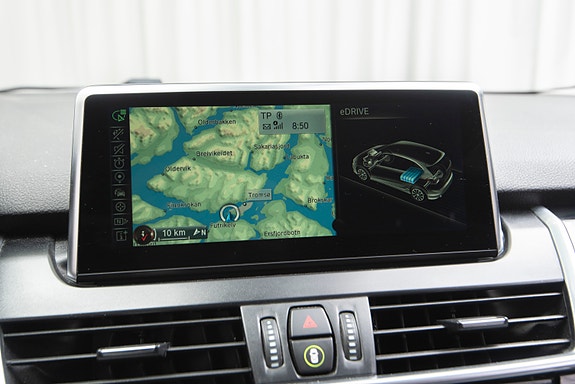 BMW 225xe 26 of 30