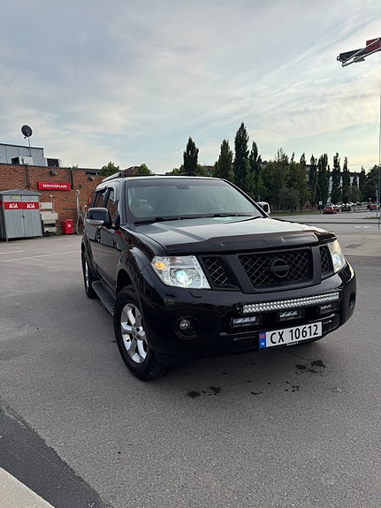 Nissan Pathfinder 2 of 5