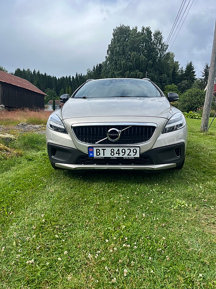 Volvo V40 Cross Country 2 of 5