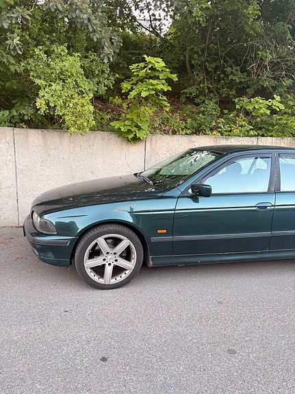 BMW 528i 3 of 13