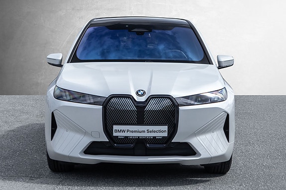 BMW iX 4 of 5