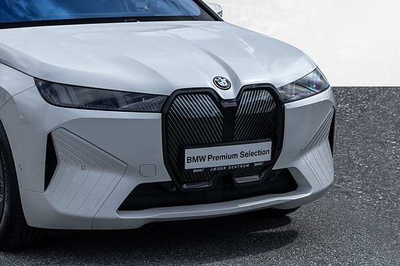 BMW iX 2 of 5