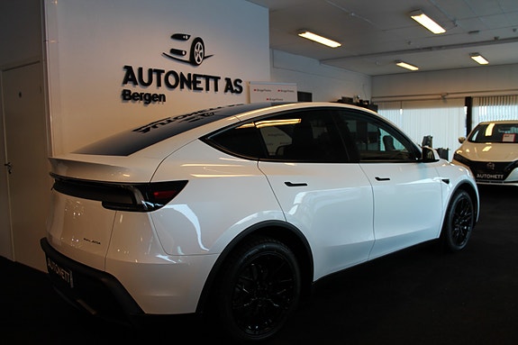 Tesla Model Y 5 of 5
