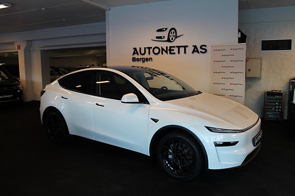 Tesla Model Y 4 of 5