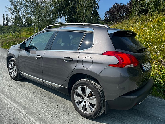 Peugeot 2008 2 of 5