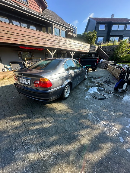 BMW 320i 3 of 15