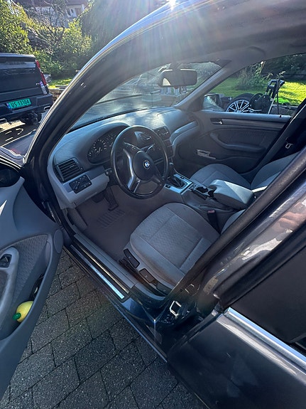 BMW 320i 11 of 15