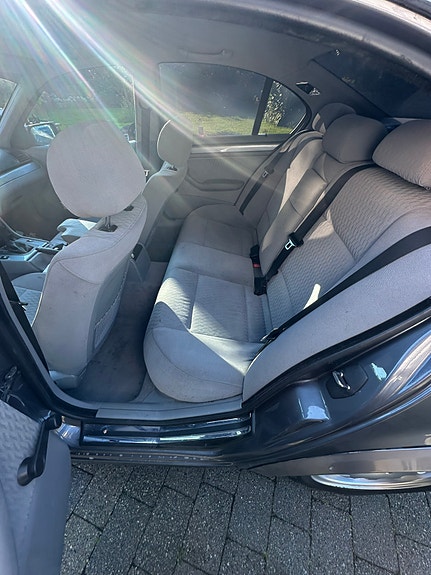 BMW 320i 10 of 15