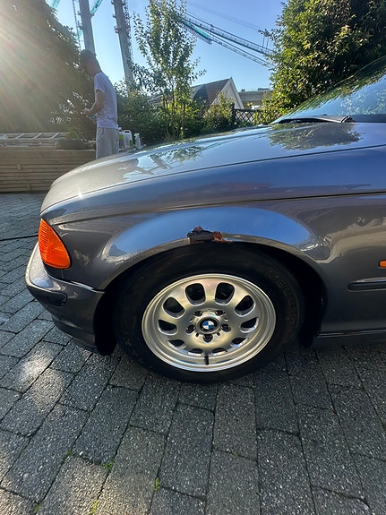 BMW 320i 5 of 15