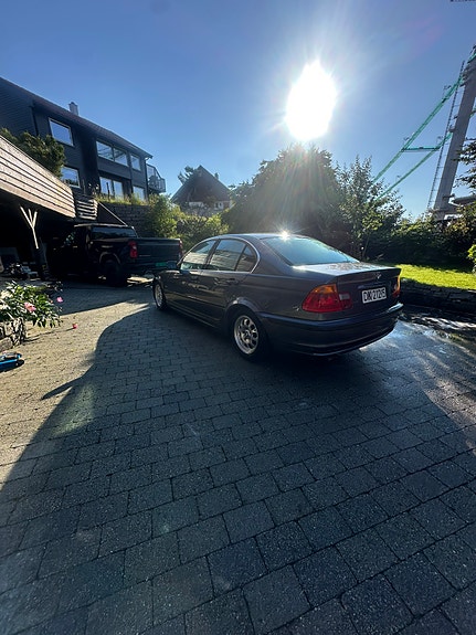 BMW 320i 4 of 15