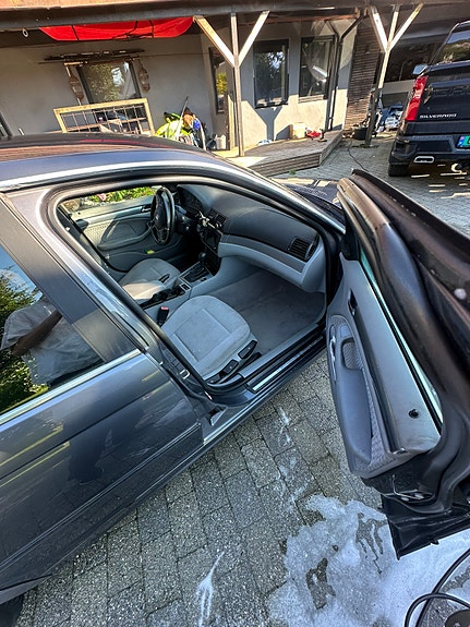 BMW 320i 14 of 15