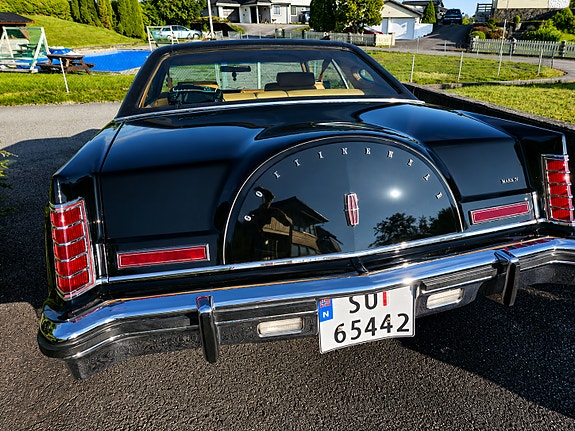 Lincoln Continental 16 of 26