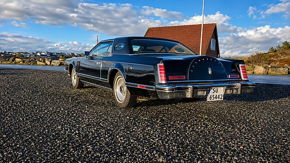 Lincoln Continental 3 of 5