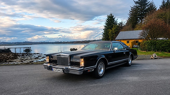 Lincoln Continental 2 of 5