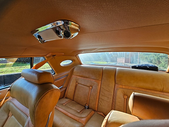 Lincoln Continental 21 of 26