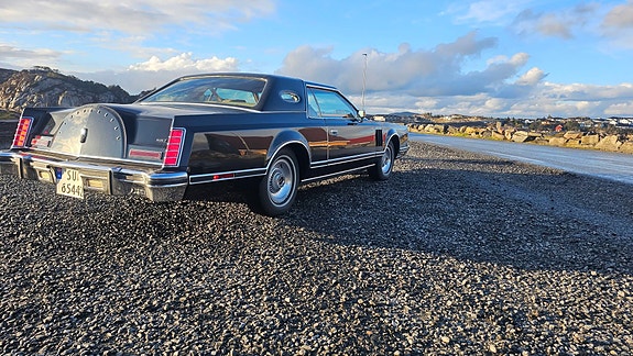 Lincoln Continental 8 of 26