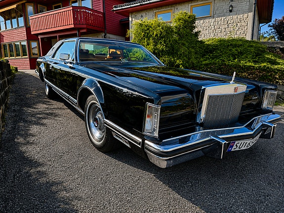 Lincoln Continental 15 of 26