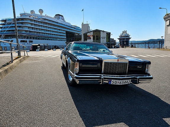 Lincoln Continental 10 of 26