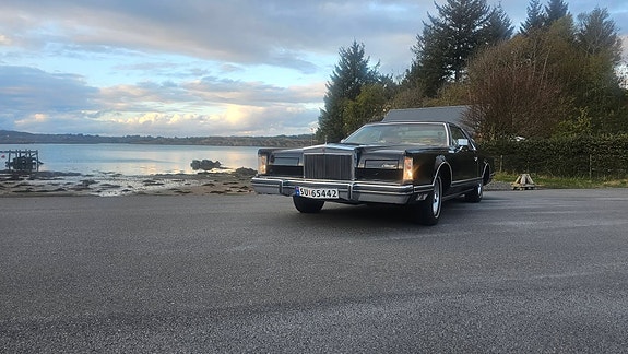 Lincoln Continental 7 of 26