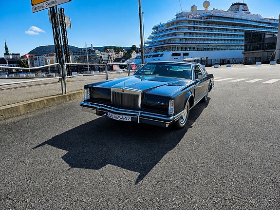 Lincoln Continental 12 of 26