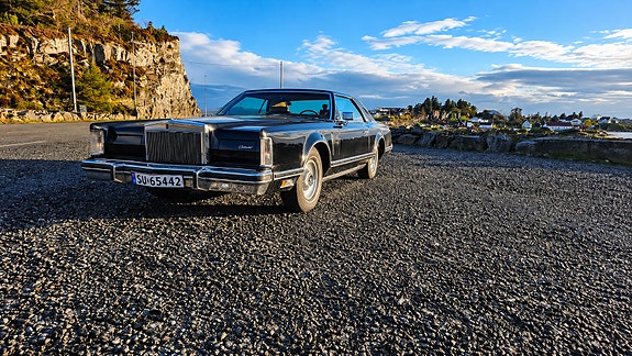 Lincoln Continental 4 of 5