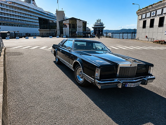 Lincoln Continental 11 of 26