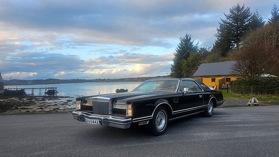 Lincoln Continental 9 of 26