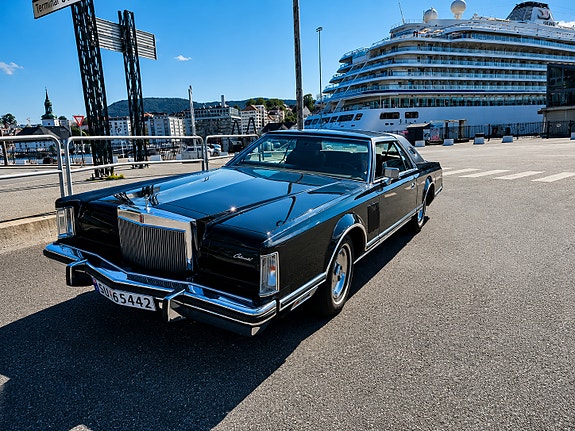 Lincoln Continental 13 of 26