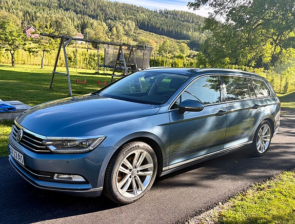 Volkswagen Passat 2 of 23