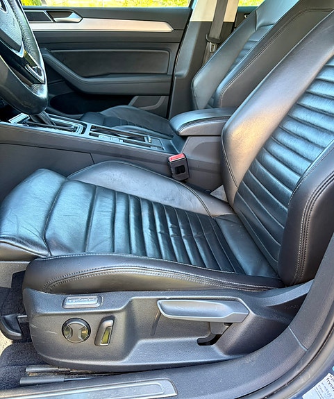 Volkswagen Passat 18 of 23