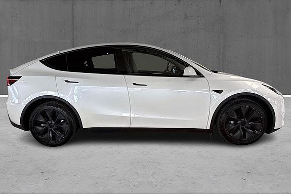 Tesla Model Y 4 of 5