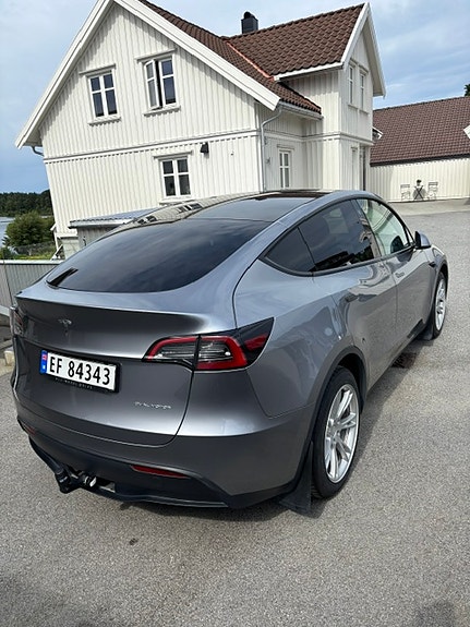 Tesla Model Y 4 of 5