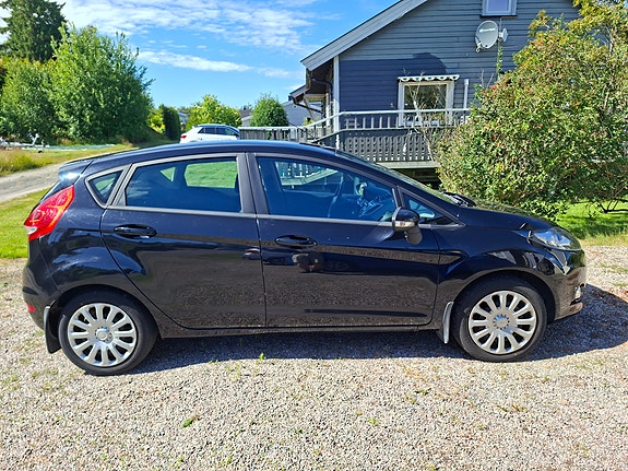 Ford Fiesta 2 of 5